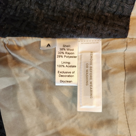 Gorgeous Ruffled Tailored Blazer Jacket Ann Taylor Loft Size 4 Black Lined - Picture 4 of 5